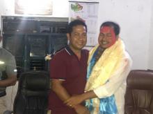 राकेश कुमार राउत लाई बिदाई गर्दै खनियाबास गाउँपालिकाका कम्प्युटर अपरेटर दिपक खड्का